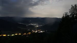 Dieses Bild zeigt eine Webcam-Aufnahme vom Achertal, aufgenommen am Mittwoch, den 01.07.2026 um 02:00 Uhr. Die Temperatur betrug 17.5°C.