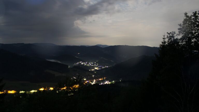 Dieses Bild zeigt eine Webcam-Aufnahme vom Achertal, aufgenommen am Mittwoch, den 01.07.2026 um 02:00 Uhr. Die Temperatur betrug 17.5°C.