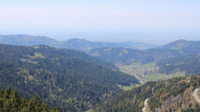 Dieses Bild zeigt eine Webcam-Aufnahme vom Achertal, aufgenommen am Samstag, den 18.04.2026 um 13:40 Uhr. Die Temperatur betrug 15.1°C.