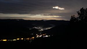 Dieses Bild zeigt eine Webcam-Aufnahme vom Achertal, aufgenommen am Mittwoch, den 26.08.2026 um 03:30 Uhr. Die Temperatur betrug 16.5°C.