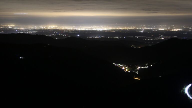 Dieses Bild zeigt eine Webcam-Aufnahme vom Achertal, aufgenommen am Freitag, den 17.10.2025 um 23:30 Uhr. Die Temperatur betrug 5.8°C.