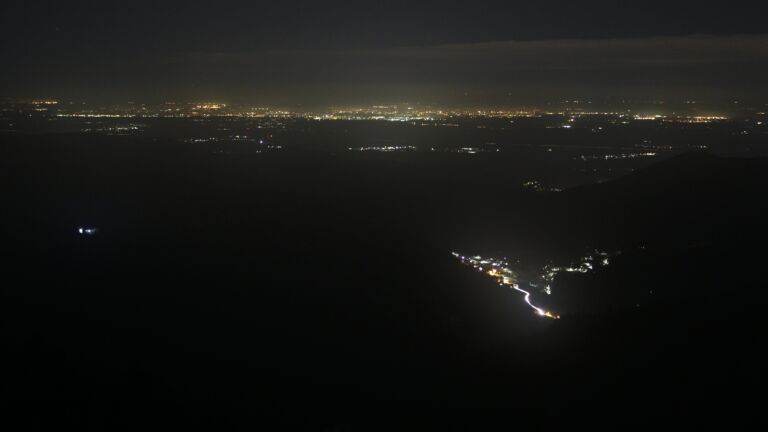 Dieses Bild zeigt eine Webcam-Aufnahme vom Achertal, aufgenommen am Dienstag, den 18.11.2025 um 23:30 Uhr. Die Temperatur betrug -4.2°C.