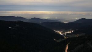 Dieses Bild zeigt eine Webcam-Aufnahme vom Achertal, aufgenommen am Mittwoch, den 03.12.2025 um 19:30 Uhr. Die Temperatur betrug 3.4°C.