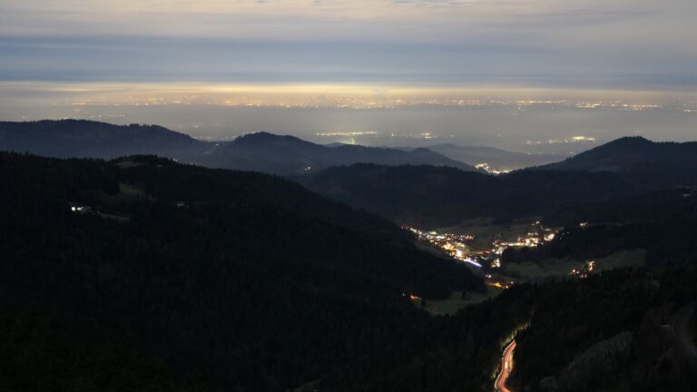 Dieses Bild zeigt eine Webcam-Aufnahme vom Achertal, aufgenommen am Mittwoch, den 03.12.2025 um 19:30 Uhr. Die Temperatur betrug 3.4°C.