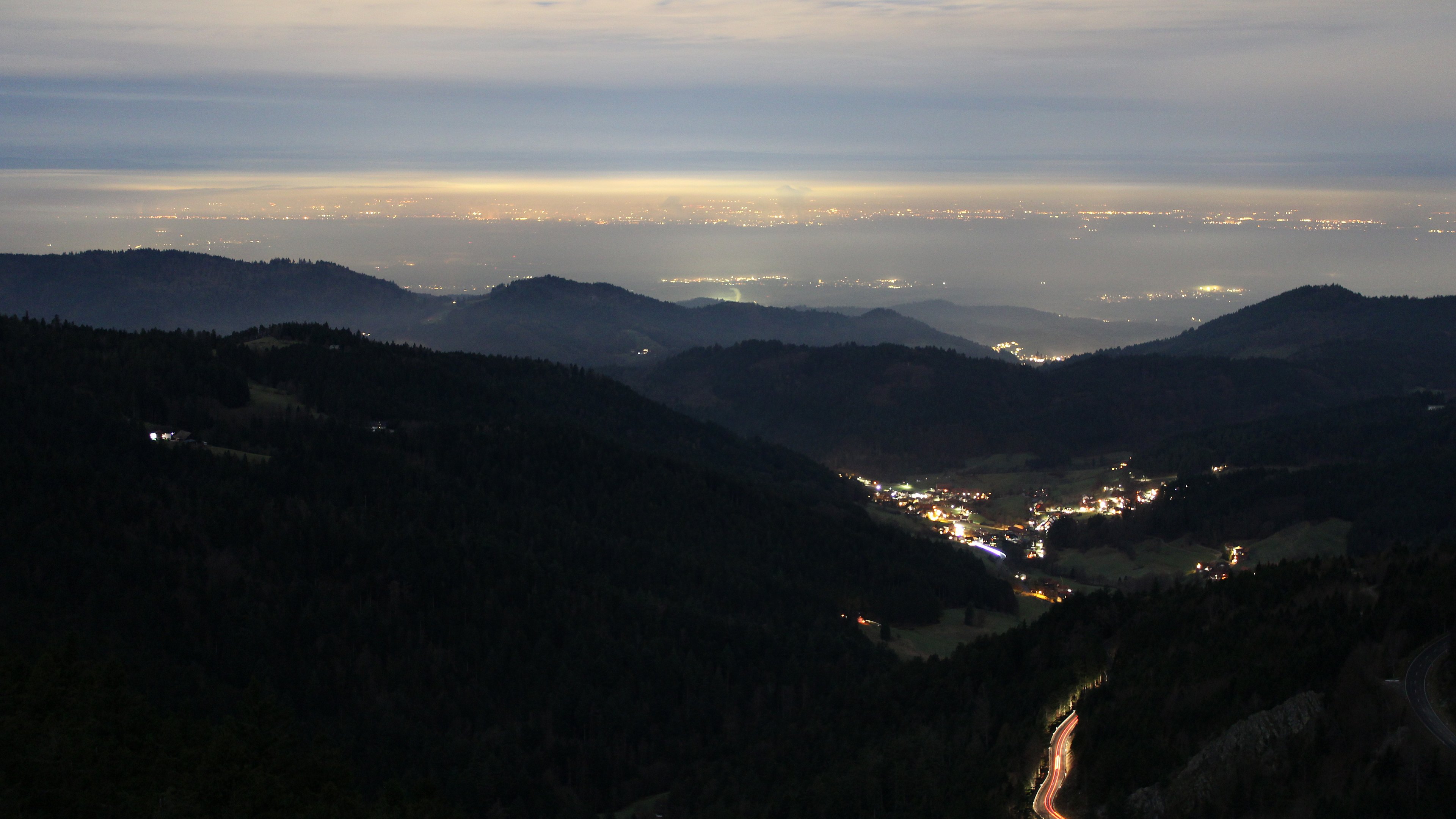 Dieses Bild zeigt eine Webcam-Aufnahme vom Achertal, aufgenommen am Mittwoch, den 03.12.2025 um 19:30 Uhr. Die Temperatur betrug 3.4°C.