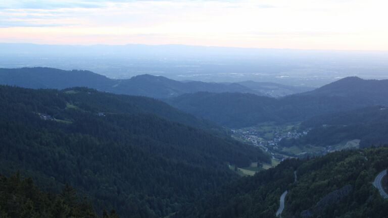 Dieses Bild zeigt eine Webcam-Aufnahme vom Achertal, aufgenommen am Freitag, den 23.05.2025 um 21:30 Uhr. Die Temperatur betrug 5.6°C.