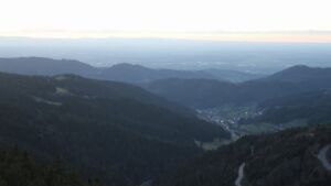 Dieses Bild zeigt eine Webcam-Aufnahme vom Achertal, aufgenommen am Sonntag, den 01.03.2026 um 18:20 Uhr. Die Temperatur betrug 6.9°C.