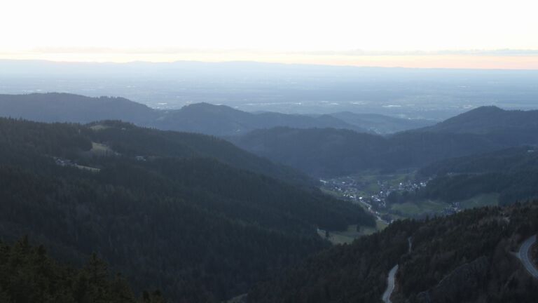 Dieses Bild zeigt eine Webcam-Aufnahme vom Achertal, aufgenommen am Sonntag, den 01.03.2026 um 18:20 Uhr. Die Temperatur betrug 6.9°C.