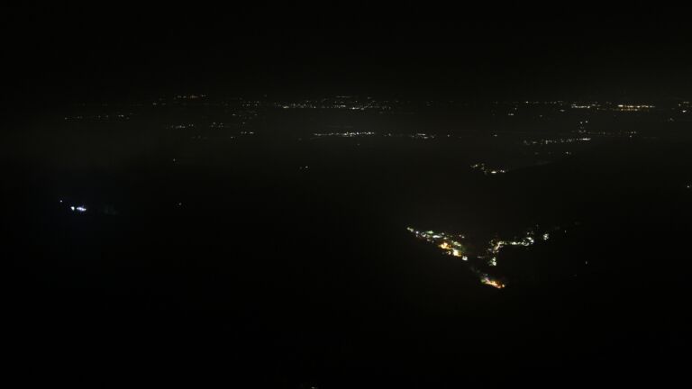 Dieses Bild zeigt eine Webcam-Aufnahme vom Achertal, aufgenommen am Samstag, den 25.10.2025 um 22:30 Uhr. Die Temperatur betrug 4°C.