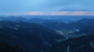Dieses Bild zeigt eine Webcam-Aufnahme vom Achertal, aufgenommen am Montag, den 21.04.2025 um 21:00 Uhr. Die Temperatur betrug 5.6°C.