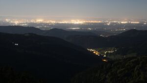 Dieses Bild zeigt eine Webcam-Aufnahme vom Achertal, aufgenommen am Freitag, den 01.05.2026 um 03:30 Uhr. Die Temperatur betrug 4.6°C.