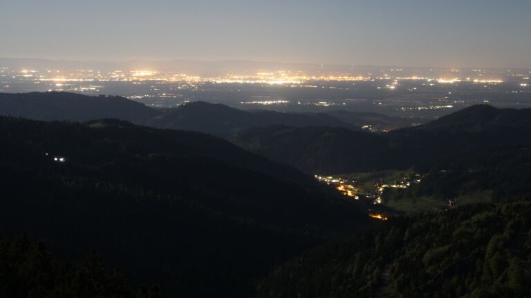 Dieses Bild zeigt eine Webcam-Aufnahme vom Achertal, aufgenommen am Freitag, den 01.05.2026 um 03:30 Uhr. Die Temperatur betrug 4.6°C.