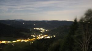 Dieses Bild zeigt eine Webcam-Aufnahme vom Achertal, aufgenommen am Montag, den 28.09.2026 um 22:30 Uhr. Die Temperatur betrug 22.8°C.