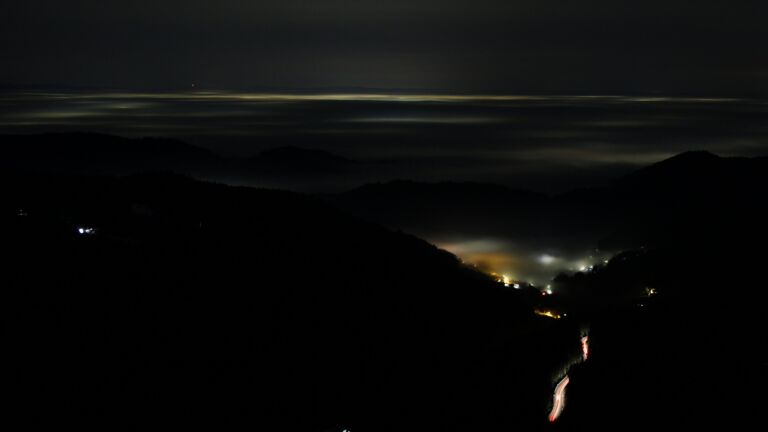 Dieses Bild zeigt eine Webcam-Aufnahme vom Achertal, aufgenommen am Sonntag, den 18.01.2026 um 01:30 Uhr. Die Temperatur betrug 5.4°C.