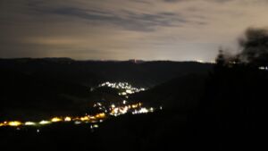 Dieses Bild zeigt eine Webcam-Aufnahme vom Achertal, aufgenommen am Montag, den 24.08.2026 um 04:50 Uhr. Die Temperatur betrug 12.7°C.