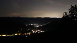 Dieses Bild zeigt eine Webcam-Aufnahme vom Achertal, aufgenommen am Samstag, den 18.07.2026 um 01:30 Uhr. Die Temperatur betrug 16.8°C.