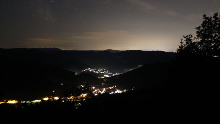 Dieses Bild zeigt eine Webcam-Aufnahme vom Achertal, aufgenommen am Samstag, den 18.07.2026 um 01:30 Uhr. Die Temperatur betrug 16.8°C.