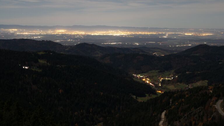 Dieses Bild zeigt eine Webcam-Aufnahme vom Achertal, aufgenommen am Mittwoch, den 05.11.2025 um 00:30 Uhr. Die Temperatur betrug 13.5°C.