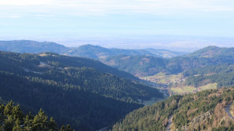 Dieses Bild zeigt eine Webcam-Aufnahme vom Achertal, aufgenommen am Dienstag, den 02.12.2025 um 12:10 Uhr. Die Temperatur betrug 5.6°C.