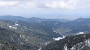 Dieses Bild zeigt eine Webcam-Aufnahme vom Achertal, aufgenommen am Sonntag, den 29.03.2026 um 13:10 Uhr. Die Temperatur betrug 0.4°C.