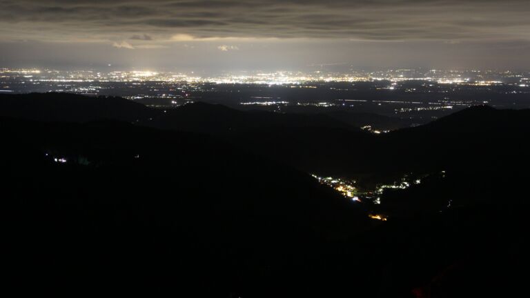 Dieses Bild zeigt eine Webcam-Aufnahme vom Achertal, aufgenommen am Donnerstag, den 28.08.2025 um 21:50 Uhr. Die Temperatur betrug 13.5°C.