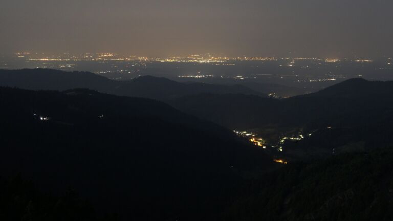 Dieses Bild zeigt eine Webcam-Aufnahme vom Achertal, aufgenommen am Freitag, den 13.06.2025 um 02:20 Uhr. Die Temperatur betrug 19.9°C.