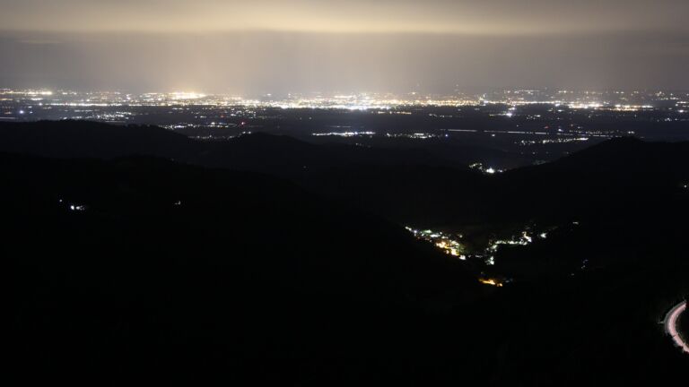 Dieses Bild zeigt eine Webcam-Aufnahme vom Achertal, aufgenommen am Dienstag, den 02.09.2025 um 22:30 Uhr. Die Temperatur betrug 11.6°C.