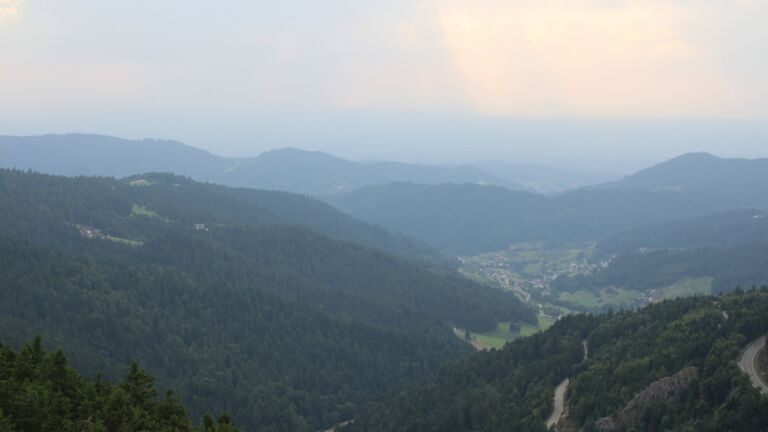 Dieses Bild zeigt eine Webcam-Aufnahme vom Achertal, aufgenommen am Freitag, den 15.08.2025 um 18:40 Uhr. Die Temperatur betrug 23.2°C.