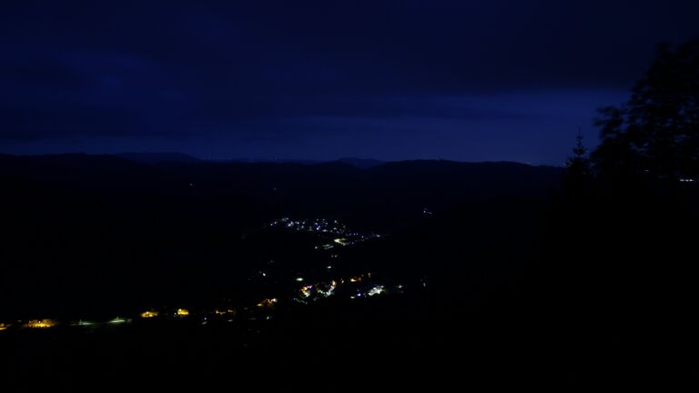 Dieses Bild zeigt eine Webcam-Aufnahme vom Achertal, aufgenommen am Dienstag, den 19.05.2026 um 04:30 Uhr. Die Temperatur betrug 8°C.