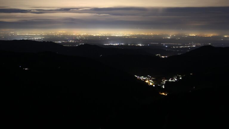 Dieses Bild zeigt eine Webcam-Aufnahme vom Achertal, aufgenommen am Montag, den 10.11.2025 um 22:00 Uhr. Die Temperatur betrug 4.8°C.