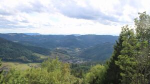Dieses Bild zeigt eine Webcam-Aufnahme vom Achertal, aufgenommen am Freitag, den 28.08.2026 um 17:10 Uhr. Die Temperatur betrug 22°C.