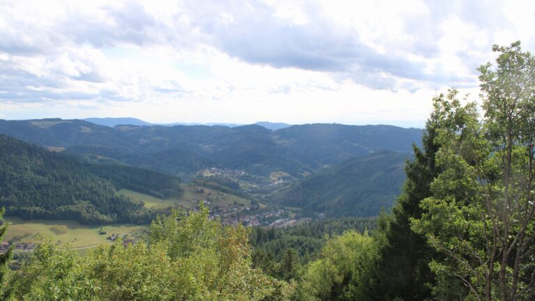 Dieses Bild zeigt eine Webcam-Aufnahme vom Achertal, aufgenommen am Freitag, den 28.08.2026 um 17:10 Uhr. Die Temperatur betrug 22°C.