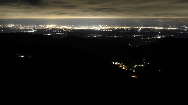 Dieses Bild zeigt eine Webcam-Aufnahme vom Achertal, aufgenommen am Mittwoch, den 29.10.2025 um 05:00 Uhr. Die Temperatur betrug 5.9°C.