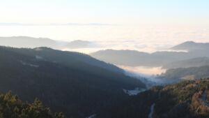 Dieses Bild zeigt eine Webcam-Aufnahme vom Achertal, aufgenommen am Montag, den 29.12.2025 um 15:50 Uhr. Die Temperatur betrug 1.8°C.