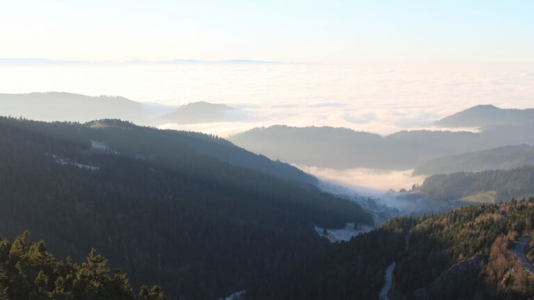 Dieses Bild zeigt eine Webcam-Aufnahme vom Achertal, aufgenommen am Montag, den 29.12.2025 um 15:50 Uhr. Die Temperatur betrug 1.8°C.