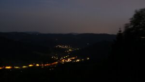 Dieses Bild zeigt eine Webcam-Aufnahme vom Achertal, aufgenommen am Sonntag, den 24.05.2026 um 22:20 Uhr. Die Temperatur betrug 22.1°C.