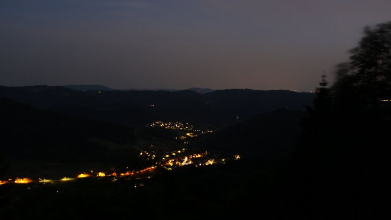 Dieses Bild zeigt eine Webcam-Aufnahme vom Achertal, aufgenommen am Sonntag, den 24.05.2026 um 22:20 Uhr. Die Temperatur betrug 22.1°C.