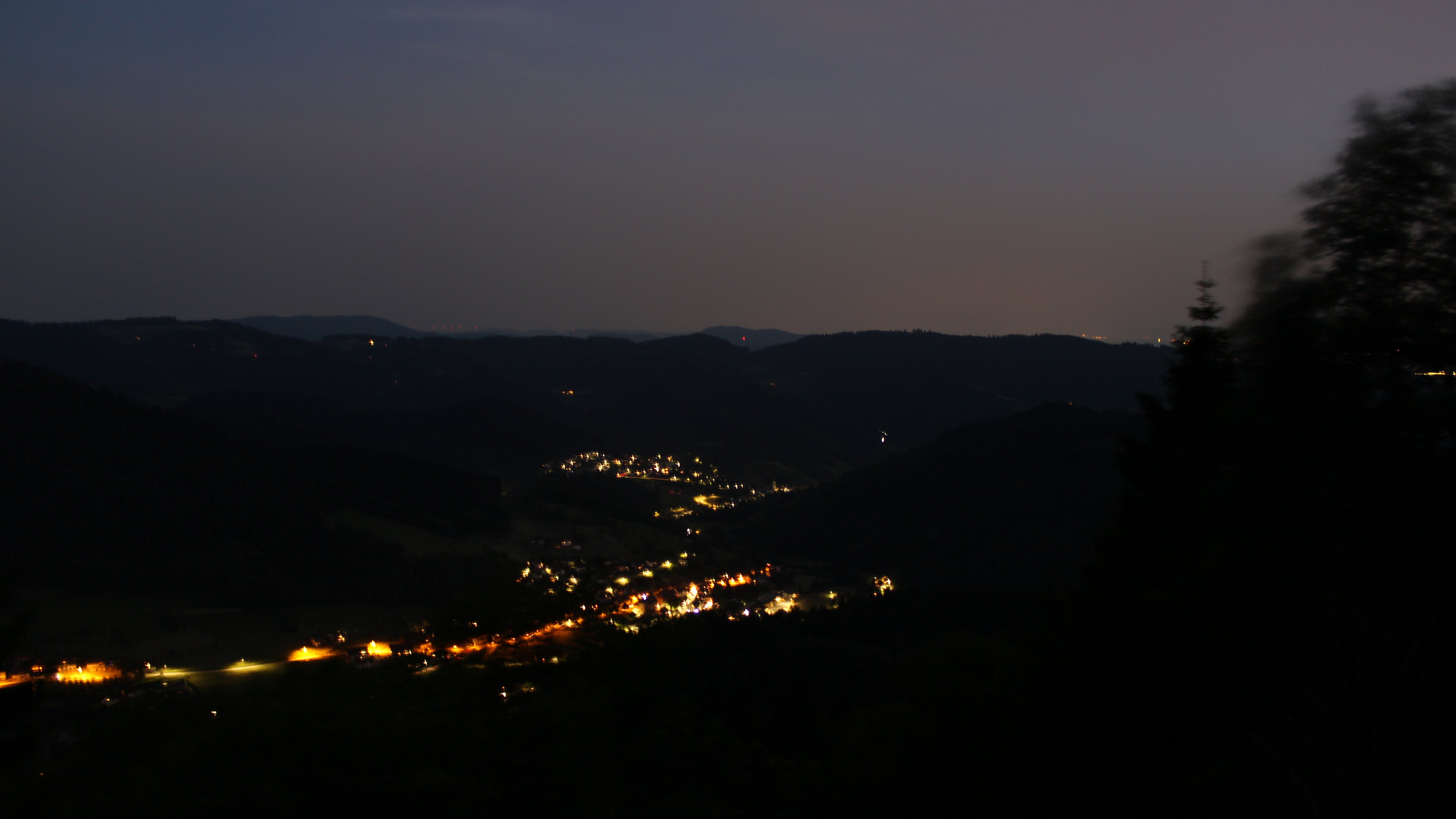 Dieses Bild zeigt eine Webcam-Aufnahme vom Achertal, aufgenommen am Sonntag, den 24.05.2026 um 22:20 Uhr. Die Temperatur betrug 22.1°C.