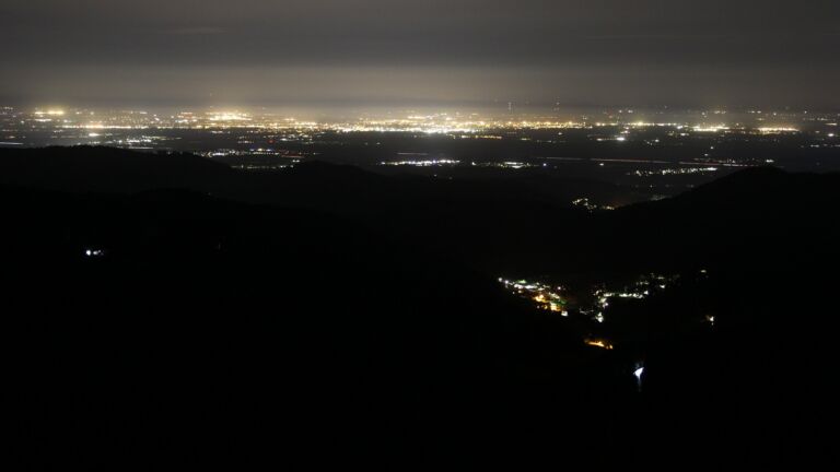 Dieses Bild zeigt eine Webcam-Aufnahme vom Achertal, aufgenommen am Freitag, den 10.04.2026 um 01:00 Uhr. Die Temperatur betrug 11.6°C.