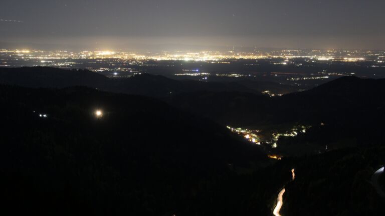 Dieses Bild zeigt eine Webcam-Aufnahme vom Achertal, aufgenommen am Donnerstag, den 23.04.2026 um 22:30 Uhr. Die Temperatur betrug 9.4°C.