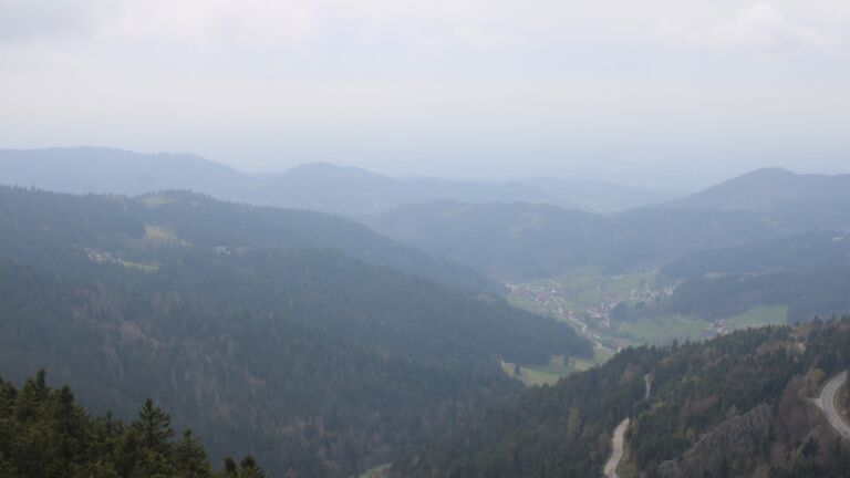 Dieses Bild zeigt eine Webcam-Aufnahme vom Achertal, aufgenommen am Freitag, den 10.04.2026 um 17:00 Uhr. Die Temperatur betrug 7.9°C.