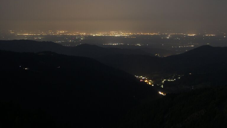 Dieses Bild zeigt eine Webcam-Aufnahme vom Achertal, aufgenommen am Sonntag, den 15.06.2025 um 02:40 Uhr. Die Temperatur betrug 19.1°C.