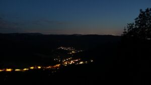 Dieses Bild zeigt eine Webcam-Aufnahme vom Achertal, aufgenommen am Freitag, den 05.06.2026 um 22:50 Uhr. Die Temperatur betrug 12.9°C.