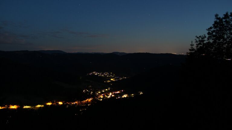 Dieses Bild zeigt eine Webcam-Aufnahme vom Achertal, aufgenommen am Freitag, den 05.06.2026 um 22:50 Uhr. Die Temperatur betrug 12.9°C.