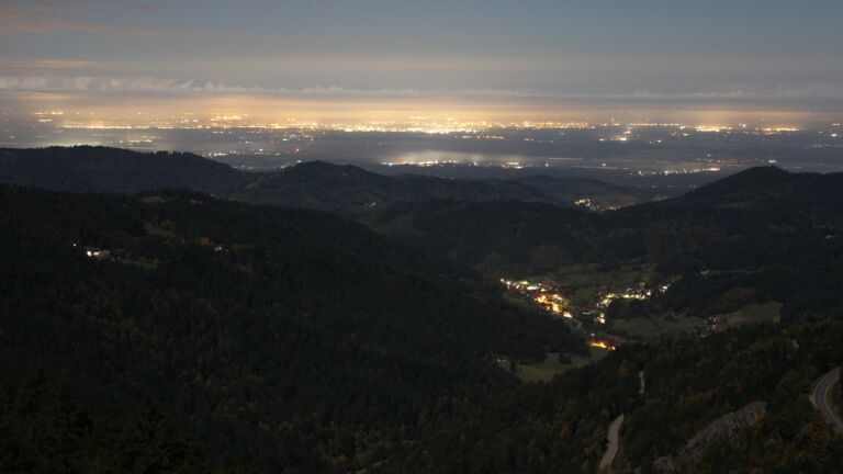 Dieses Bild zeigt eine Webcam-Aufnahme vom Achertal, aufgenommen am Freitag, den 10.10.2025 um 01:00 Uhr. Die Temperatur betrug 8.2°C.