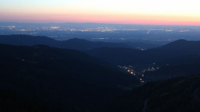 Dieses Bild zeigt eine Webcam-Aufnahme vom Achertal, aufgenommen am Samstag, den 10.05.2025 um 21:50 Uhr. Die Temperatur betrug 10.2°C.