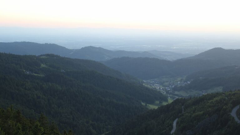 Dieses Bild zeigt eine Webcam-Aufnahme vom Achertal, aufgenommen am Freitag, den 30.05.2025 um 21:40 Uhr. Die Temperatur betrug 20.4°C.