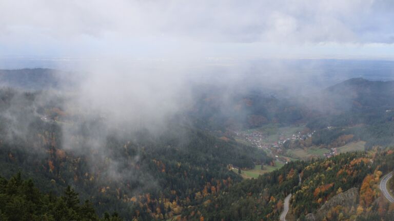 Dieses Bild zeigt eine Webcam-Aufnahme vom Achertal, aufgenommen am Freitag, den 24.10.2025 um 10:30 Uhr. Die Temperatur betrug 0.8°C.