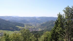 Dieses Bild zeigt eine Webcam-Aufnahme vom Achertal, aufgenommen am Dienstag, den 08.09.2026 um 13:30 Uhr. Die Temperatur betrug 28.6°C.