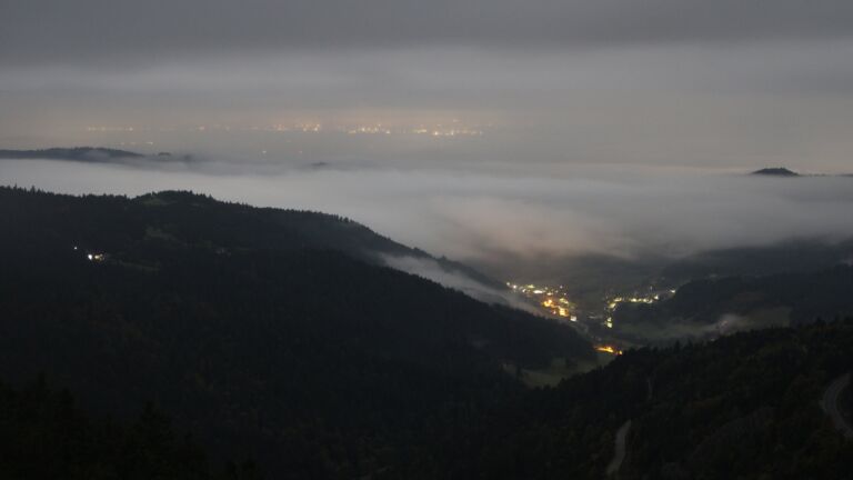Dieses Bild zeigt eine Webcam-Aufnahme vom Achertal, aufgenommen am Donnerstag, den 09.10.2025 um 03:30 Uhr. Die Temperatur betrug 9.3°C.